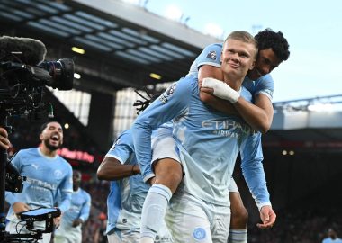 Jugadores del Manchester City celebran con Erling Haaland