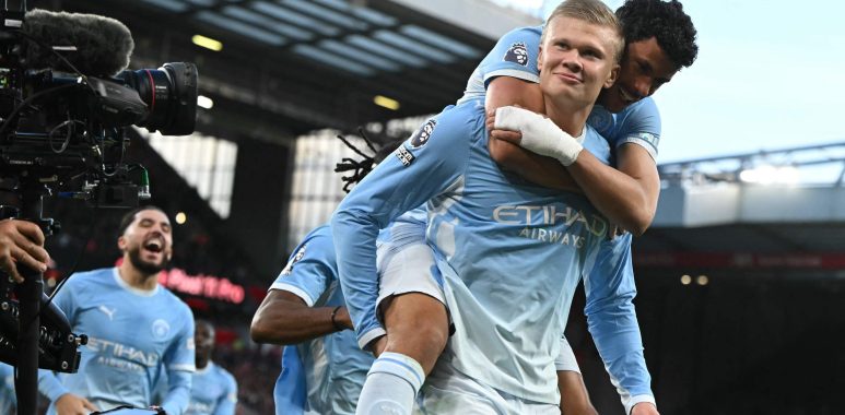 Jugadores del Manchester City celebran con Erling Haaland