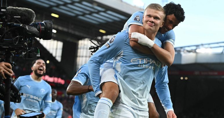 Jugadores del Manchester City celebran con Erling Haaland